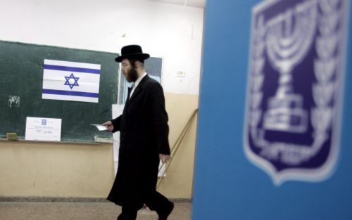 BNEI BARAK - Een ultra orthodoxe Jood brengt zijn stem uit op de Westbank. Foto EPA