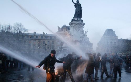 PARIJS - Demonstrerende studenten worden op de Place Republique in Parijs door waterkanonnen verdreven. Foto EPA