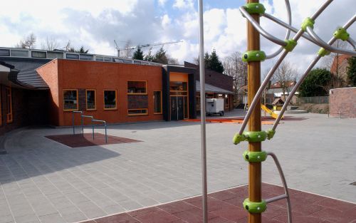 VOORTHUIZEN â€“ De protestants christelijke Koningin Wilhelminaschool en de openbare school De Regenboog in Voorthuizen openden dinsdag officieel de deuren. Foto Piebe Bakker