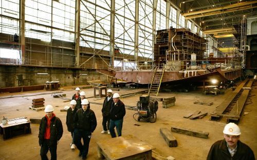 HARDINXVELD-GIESSENDAM â€“ Vmbo’ers van scholengemeenschap De Lage Waard in Papendrecht bezoeken de assemblagehal van Merwede Shipyards in Hardinxveld-Giessendam. Scheepswerven in heel Nederland proberen deze week scholieren warm te maken voor een baan in