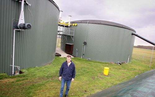 MAKKINGA â€“ Met zijn vergister wint melkveehouder Kees Gorter uit Makkinga warmte en stroom uit een mix van mest, mais en bietenpuntjes. Vol in bedrijf is de biogascentrale goed voor ongeveer 1,7 miljoen kWh elektriciteit op jaarbasis, genoeg om in de ja