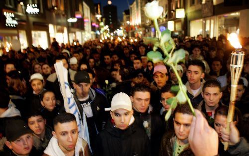 AMERSFOORT - Sympathisanten van de 16-jarige jongen die zaterdagmiddag in het centrum van Amersfoort werd doodgeschoten lopen in een stille tocht door de binnenstad. De Amersfoortse burgemeester Van Vliet riep de honderden aanwezigen op om niet aan de toc