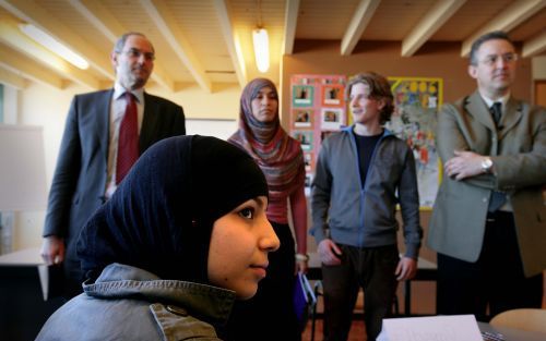 AMSTERDAM â€“ De Amsterdamse burgemeester Cohen (l.) en wethouder Aboutaleb (r.) discussieerden gistermiddag met mbo leerlingen over discriminatie, respect en de vrijheid van meningsuiting. „Van wie hebben homo’s in Amsterdam de meeste last? Van Marokkaan