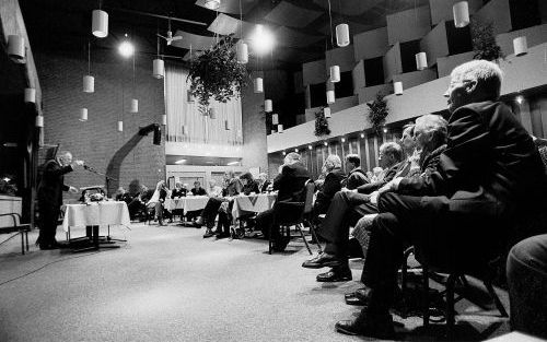 PUTTEN â€“ Prof. dr. J. W. Maris was donderdag een van de sprekers tijdens de jaarlijkse conferentie van het Contact Orgaan Gereformeerde Gezindte. Het thema was: ”Geestesgaven. Niet los verkrijgbaar”. Foto Piebe Bakker