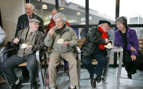 OUDE PEKELA â€“ Oudere inwoners van Oude Pekela eten een gebakje op een zojuist onthuld bankje. In het winkelcentrum in Oude Pekela hebben ze donderdag een eigen hangplek gekregen. Foto ANP