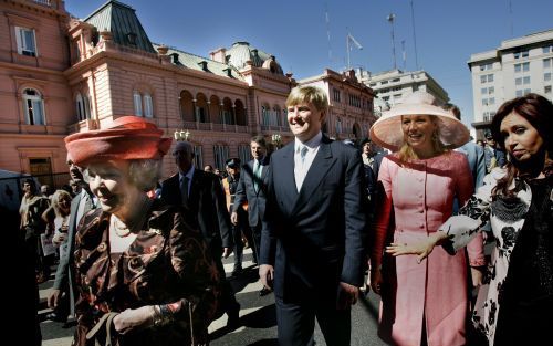 BUENOS AIRES â€“ Bij het Casa Rosada in Buenos Aires, het Argentijnse presidentieel paleis, was de belangstelling donderdag voor het bezoek van koningin Beatrix, prins Willem-Alexander en prinses Máxima aanvankelijk niet erg groot. Later op de dag werd bi