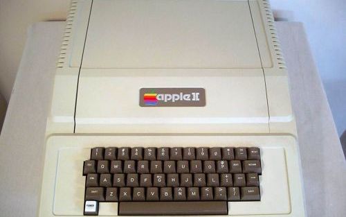 AMSTERDAM â€“ Met de Apple II bracht Apple Computer in 1977 zijn eerste microcomputer op de markt. De machine met zijn geÃ¯ntegreerde toetsenbord en gelikte behuizing zou tot de jaren negentig een voorbeeld vormen voor de computerindustrie. Apple, dat zat