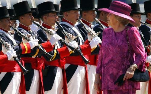 BUENOS AIRES - Koningin Beatrix neemt zaterdag op vliegveld Aeroparque afscheid na een driedaags staatsbezoek aan Argentinie. Foto ANP