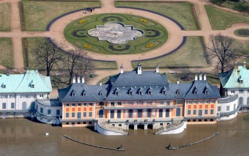 DRESDEN â€“ Het bordes van slot Pillnitz in Dresden is door de overstromingen onder water komen te staan. Honderden inwoners van Dresden moesten dit weekeinde hun woningen verlaten in verband met het hoge peil van het water in de rivier Elbe. Foto EPA