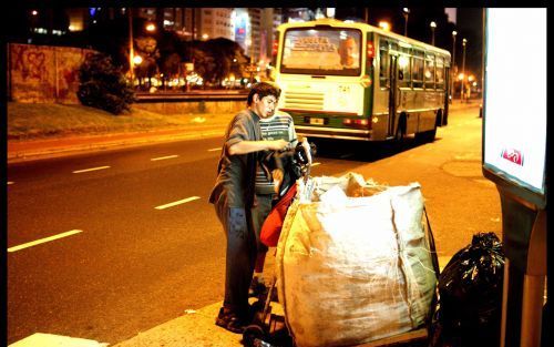 BUENOS AIRES â€“ De nieuwe armen van Buenos Aires: zodra het donker wordt, komen ”cartoneros” massaal het centrum van de Argentijnse hoofdstad binnen om karton, papier en ander waardevol afval te verzamelen. Hier ”cartoneros” in de buurt bij het chique Co