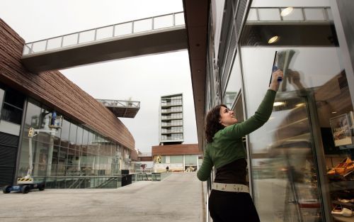 ALMERE â€“ Een deel van de winkeliers in het nieuwe Almeerse stadshart opende zaterdag de deuren. Op de achtergrond de woontoren waarvan de veiligheid in twijfel wordt getrokken. Foto ANP