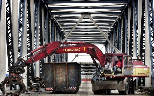 ZALTBOMMEL â€“ De sloop van de beroemde Waalbrug bij Zaltbommel is begonnen. De brug werd in 1996 vervangen omdat hij te smal was. Het gedicht dat Martinus Nijhoff over de Waalbrug schreef, behoort tot de bekendste uit de Nederlandse literatuur. De nieuwe