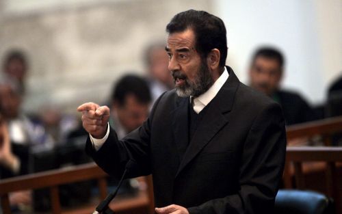 BAGDAD - De voormalige president van Irak Saddam Hussein heeft erkent dat hij de doodvonnissen ondertekende van sjiitische verdachten van een mislukte aanslag op zijn leven in Dujail in 1982. Foto ANP