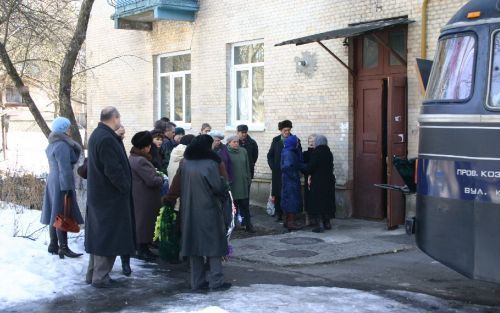 ZJITOMIR â€“ De bewoners van de flat van Wasili en Galina nemen afscheid van hun overleden buurman. Foto RD