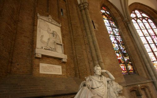 In de Nieuwe Kerk in Delft hangt aan de muur een grafmonument voor de jongste zoon van Willem V. Een treurende vrouw met een ooievaar verbeeldt de ouderlijke liefde. Foto RD, Anton Dommerholt