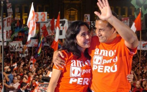 LIMA â€“ De Peruaanse presidentskandidaat Ollanta Humala (r.) tijdens een verkiezingsbijeenkomst in Lima. Zondag gaan de Peruanen naar de stembus om een nieuw staatshoofd te kiezen. Foto EPA