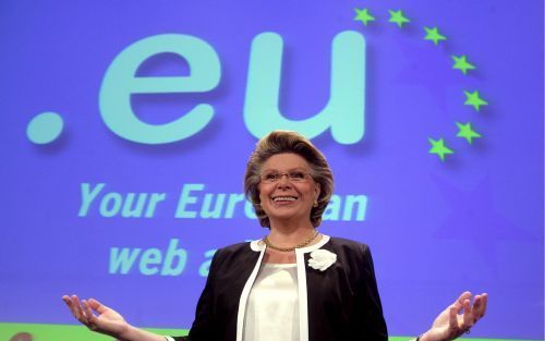 BRUSSEL â€“ Europees commissaris Vivianne Reding poseert voor een .eu logo. Sinds vrijdag kunnen particulieren zich inschrijven voor een Europese internetdomeinnaam. Foto EPA