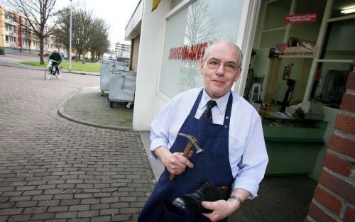 VLAARDINGEN â€“ Schoenmaker Rademaker uit Vlaardingen is zeker zesmaal beroofd. „Het is moeilijk als de opbrengst van een week werken van je wordt gestolen.” Foto RD, Anton Dommerholt