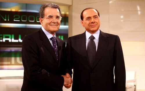 Oppositieleider Prodi en de Italiaanse premier Berlusconi schudden elkaar de hand tijdens de verkiezingscampagne. Zondag bracht 67,6 procent van de Italianen hun stem uit. Foto EPA