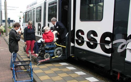 „Vervoer door vrijwilligers is niet vergunningplichtig. Dat neemt niet weg dat de organisatoren van vakanties voor gehandicapten er verstandig aan doen hoge eisen te stellen aan de chauffeurs.”