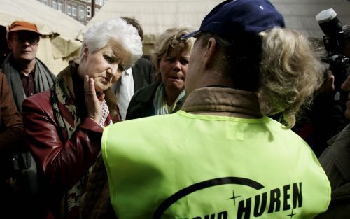 AMSTERDAM â€“ Zo’n duizend huurders maakten zaterdag hun bezwaren kenbaar tegen het huurbeleid van minister Dekker. In een tent achter het podium op de Dam in Amsterdam stond de bewindsvrouw een aantal betogers te woord. Foto ANP