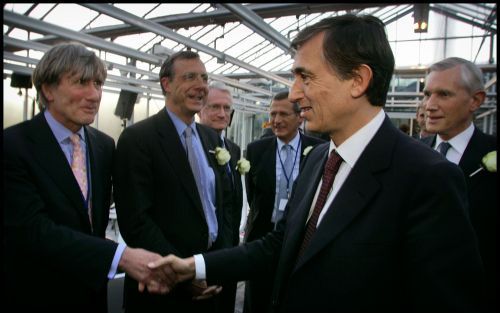 AMSTERDAM - De Franse minister van buitenlandse zaken Philippe Douste-Blazy (m) begroet de Directeur van Schiphol Gerlach Cerfontaine (l) op de achtergrond de ministers Laurens Jan Brinkhorst en Ben Bot tijdens de Nederlandse-Franse Luchtconferentie ”Fact