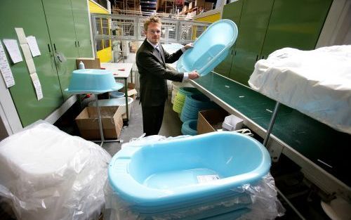 STAPHORST â€“ BÃ©bÃ©-jou maakt van plastic korrels kunststof babyproducten zoals badjes, waskussens en luieremmers. Uitbesteden van de productie is niet aan de orde. „De techneut in Thailand is misschien goedkoper, maar de transportkosten doen dat verschi