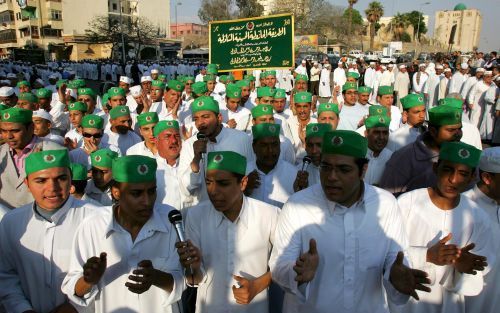 CAIRO â€“ Met het geloof in de opstanding onderscheiden christenen in Egypte zich van hun miljoenen islamitische medeburgers, die in Jezus wel een leraar en profeet zien maar de opstanding ontkennen. Foto: soefi’s in CaÃ¯ro hielden maandag een parade ter 