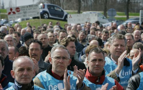 BORN - Stakende NedCar-medewerkers luisteren maandag naar een toespraken. Foto ANP