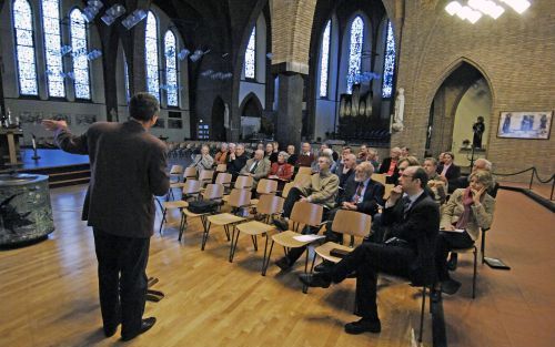 AMERSFOORT â€“ God, Nederland en Oranje: Volgens de Amsterdamse historicus dr. Joris van Eijnatten doet geen van de drie leden van deze trits nog echt ter zake. „Wij kunnen de ideologische erfenis van de negentiende eeuw maar moeilijk loslaten.” Van Eijna