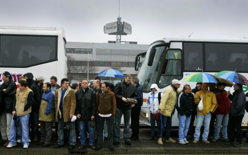 BORN - Ongeveer 1400 medewerkers van NedCar zijn donderdagochtend vertrokken naar Den Haag om te demonstreren. Rond 11.00 uur zou het gezelschap premier Balkenende ontmoeten. Foto ANP