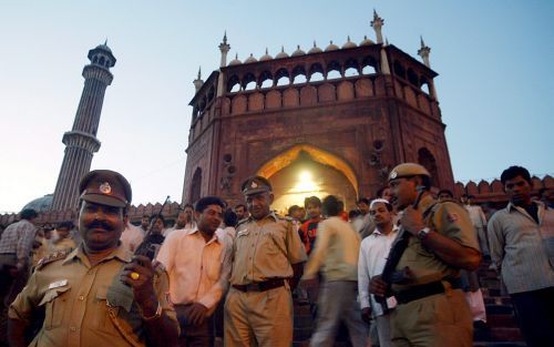 Politie bij de Jama Masjid-moskee in de Indiase hoofdstad New Delhi. Bij twee explosies in de moskee raakten vrijdag zes mensen gewond. Foto EPA