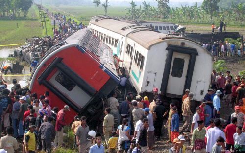 Op het Indonesische eiland Java zijn zaterdagochtend twee treinen op elkaar gebotst. Foto EPA