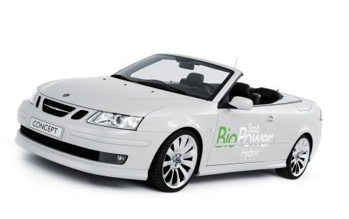 De Saab Biopower Hybrid ziet er uit als een gewone 9 3 cabrio, maar is milieuvriendelijker en sneller. Foto Saab