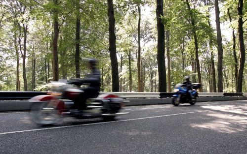 AUSTERLITZ - Motorrijders op de provinciale weg N224 bij Austerlitz langs een aangepaste vangrail. Het CDA in het Europees Parlement wil een Europees verbod op vangrails die gevaarlijk zijn voor motorrijders. Bij vangrails komen uitgegleden motorrijders s