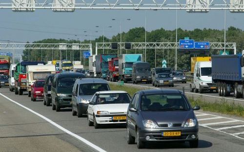 BRUSSEL â€“ Nieuwe auto’s zijn minder zuinig en schoon dan verwacht, zegt de Europese Federatie voor Transport en Milieu. Daardoor komen afspraken over de vermindering van de CO2-uitstoot in de knel. Foto ANP