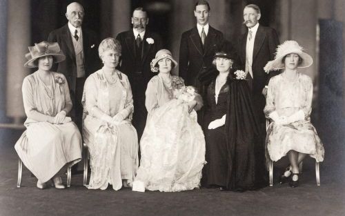 De Britse koninklijke familie rond de doopplechtigheid van prinses Elisabeth in mei 1926. Foto’s EPA