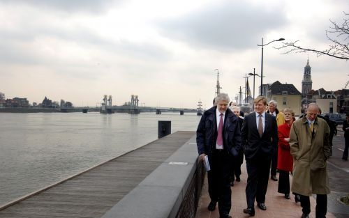 KAMPEN â€“ Kroonprins Willem Alexander bracht donderdag een bezoek aan Kampen. Samen met dijkgraaf Schaap (l.) maakte hij een korte wandeling over de recent gereedgekomen waterkering. Foto Dick Vos