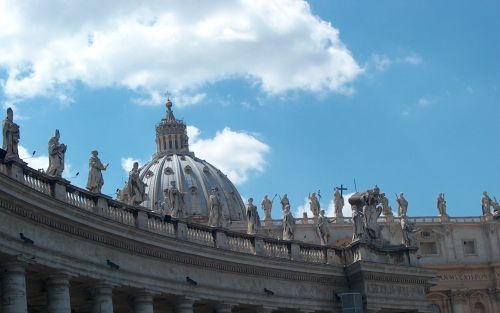 ROME â€“ Benedictus XVI werd verleden jaar tot paus gekozen. Maandag herdenkt hij dat hij precies een jaar geleden officieel paus werd. Het Vaticaan in Rome werd 500 jaar geleden in gebruik genomen. Foto: de koepel van de Sint Pieter, die zich verheft bov