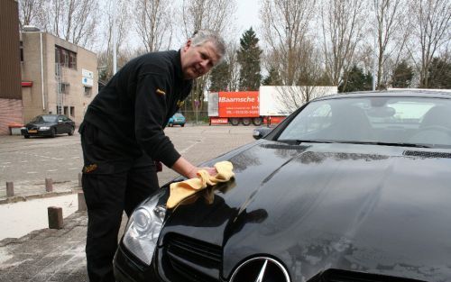 Poetsagent Ron Mellaart van onderhoudsmiddelenfabrikant Meguiar’s heeft een vijfstappenplan om een auto weer al nieuw te krijgen. De ingrediÃ«nten zijn een washandschoen, een watermagneet en een waslijst aan shampoo, polish en zelfs klei. Foto’s RD