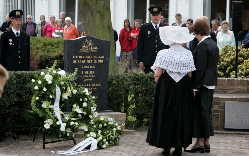 OUDDORP â€“ In Ouddorp werd vrijdag een monument onthuld voor de omgekomen bemanning van de OD 1. Familieleden hebben zojuist een krans gelegd. Foto RD, Anton Dommerholt