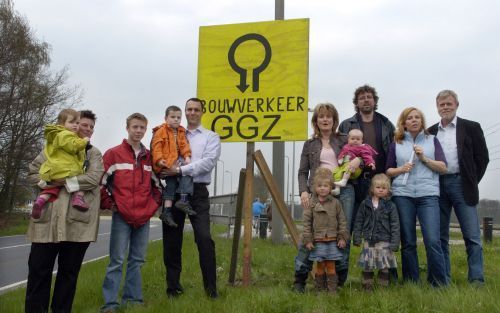 HOOGHALEN â€“ Voorzitter G. Tijms (uiterst rechts) met een deel van de actiegroep. Tijms en zijn groep willen de komst tegenhouden van een verzorgingshuis voor 120 verslaafde ouderen met psychische stoornissen. Bouwverkeer kan blijkens het bord meteen rec