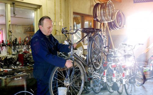 „Het is niet zo gek dat de Belastingdienst de zzp’ers (zelfstandigen zonder personeel) te grazen wil nemen. Het betreft een bonte verzameling bedrijvige ondernemers: kappers, redacteuren, fietsenmakers, vormgevers, schilders. Zonder enige structuur en ove