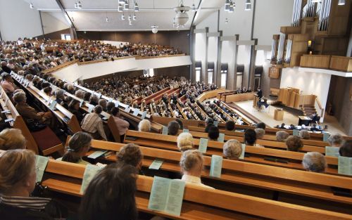 VEENENDAAL â€“ Zo’n 2000 belangstellenden woonden dinsdag in de Adventkerk in Veenendaal de 59e bondsdag van de Bond van Vrouwenverenigingen der Gereformeerde Gemeenten bij. Foto Erik Kottier