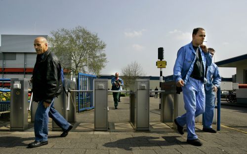 Personeel van NedCar verlaat de autofabriek. Woensdag is er een akkoord gesloten tussen de bonden en de autofabrikant. Foto ANP