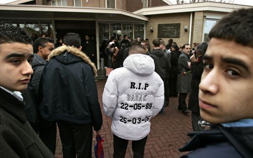 AMERSFOORT â€“ De 16 jarige Babak werd een maand geleden doodgeschoten in het centrum van Amersfoort. Foto: vrienden van het slachtoffer bij het uitvaartcentrum waar hij was opgebaard. Foto ANP