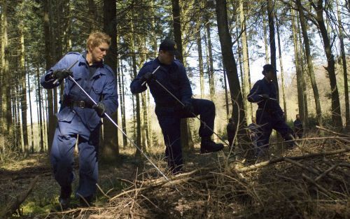 PUTTEN - De zoektocht van ME'ers in een bosperceel bij Speuld naa de in 1994 verdwenen Maria van der Zanden heeft woensdag en donderdag niets opgeleverd. Foto's ANP