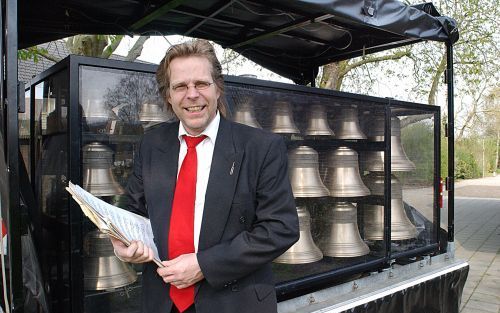 ALMERE â€“ Boudewijn Zwart leidt zaterdag een groot samengesteld koor dat de koningin muzikaal uitzwaait in Almere. Tegelijk bespeelt hij zijn rijdende carillon. Gaat dat lukken, spelen en zwaaien? „Ik kan altijd nog met m’n haren dirigeren.” Foto Piebe B