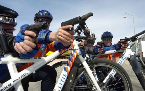 TERNEUZEN â€“ Belgische en Zeeuwse bike agenten oefenden vrijdag samen in Terneuzen. Foto Willem Woznitza