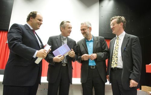 Voor het eerst verscheen een overzichtswerk over de beeldvorming van de Rooms Katholieke Kerk over het Jodendom. Het boek van dr. Marcel Poorthuis (uiterst rechts) en dr. Theo Salemink (naast hem) werd vrijdagmiddag tijdens een symposium overhandigd aan b